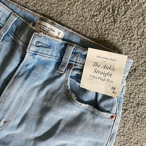 Brand New Abercrombie Ultra High Rise Ankle straight jeans size 28R/6